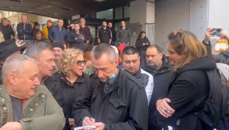 "VODATE NAS 7 MESECI PO ULICAMA KAO MAJMUNE" Besni student prišao Ćuti i Milivojeviću na protestu - NI ONI NE ZNAJU ŠTO SU TAMO