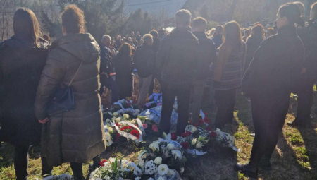 ODE OD MENE, SINE MOJ: Majka kuka dok sahranjuje Mihajla, scene sa groblja u Prijepolju kidaju dušu