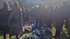 ODE OD MENE, SINE MOJ: Majka kuka dok sahranjuje Mihajla, scene sa groblja u Prijepolju kidaju dušu