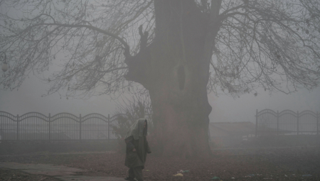 "NE IZLAZITE IZ KUĆA" Magla, hladnoća, lančani udes, najzagađeniji grad na svetu (FOTO)