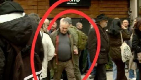 OTPORAŠ OD  57 GODINA SE POJAVIO NA PROTESTU TZV. STUDENATA! Dokaz da  protest na Studentskom trgu nema nikakve veze sa studentima (FOTO)