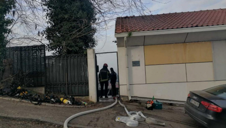 VATROGASAC HEROJSKI NASTAVIO DA GASI VATRU POSLE OBRUŠAVANJA KROVA NA NJEGA Detalji drame na Senjaku posle izbijanja požara