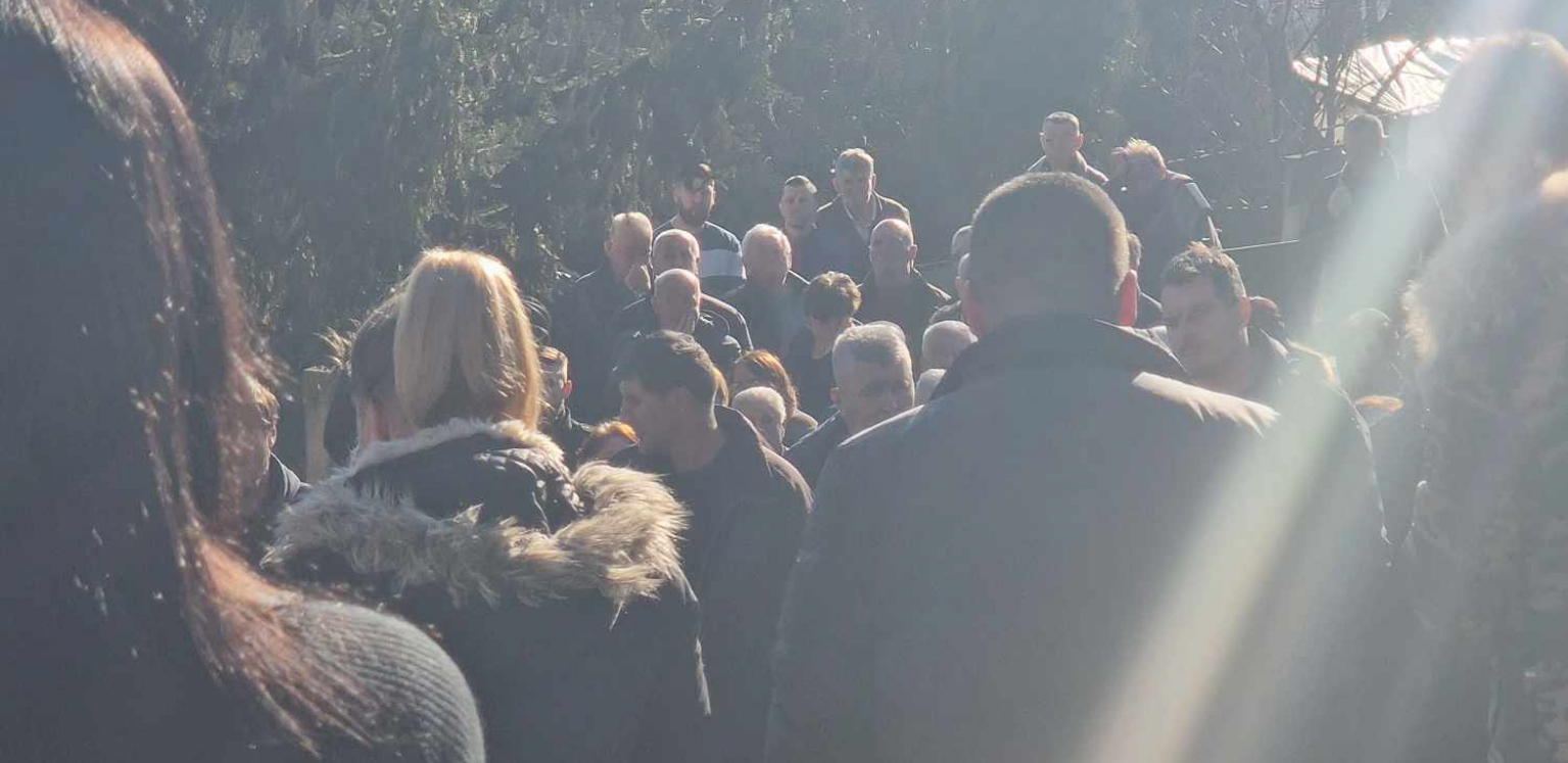 SAHRANJEN MIHAJLO JANJUŠEVIĆ Na groblju se i dalje prelamaju urlici, porodica neutešna!