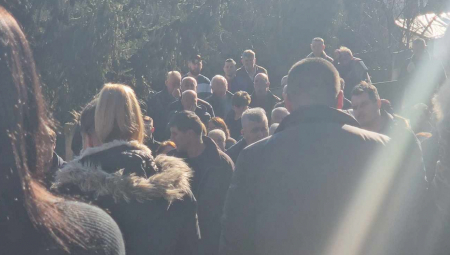 SAHRANJEN MIHAJLO JANJUŠEVIĆ Na groblju se i dalje prelamaju urlici, porodica neutešna!