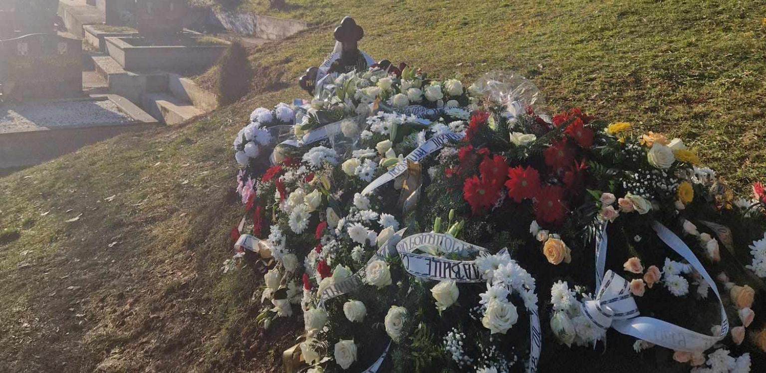 BOLNI PRIZORI NAKON SAHRANE JANJUŠEVOG BRATA Venci prekrili grob, poruke nikad potresnije!