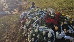 BOLNI PRIZORI NAKON SAHRANE JANJUŠEVOG BRATA Venci prekrili grob, poruke nikad potresnije!