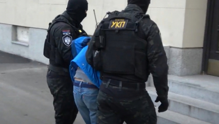 TINJEDŽERU POZAJMIO NOVAC PA GA MALTRETIRAO ZA KAMATU   Uhapšen nasilnik koji se  tereti za iznudu i nanošenje povreda