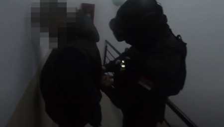 VRANJANAC NAPAO DVE MALOLETNICE, JEDNOJ POLOMIO NOS Uhapšeni se tereti za tešku povredu, zlostavljanje i mučenje