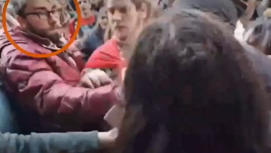 JEL' I OVO NIJE NASILJE? Pogledajte kako demonstrant s leđa pesniči čoveka u glavu ispred Ministarstva! (VIDEO)
