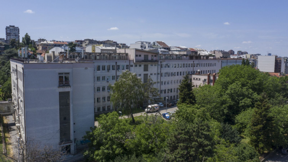 "DEŽURNA EKIPA JE NA TERENU" Oglasili se iz KBC Zvezdara nakon što se drvo obrušilo na bolnicu