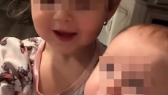 TO JE MOJA BEBA! Niko ne voli kao sestra, prigrlila brata i ne da ga ni mami ni tati