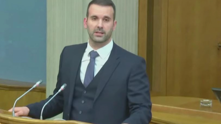 PREMIJER IPAK DOŠAO NA PREMIJERSKI SAT Adžić nije štedeo reči kritike upućene Spajiću