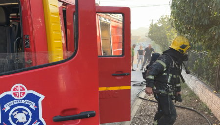 POŽAR U KALUĐERICI Gori porodična kuća (VIDEO)