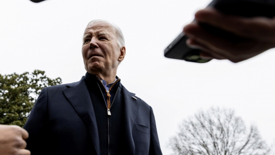 S MASKOM U RUCI, SAMO JE MAHNUO Prvo pojavljivanje Bajdena nakon velike odluke (FOTO)