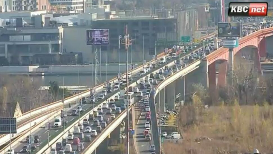 ŠPIC JOŠ NIJE POČEO, A U BEOGRADU VEĆ KOLAPS! Na auto-putu vozila mile, na mostovima sve stoji (FOTO)