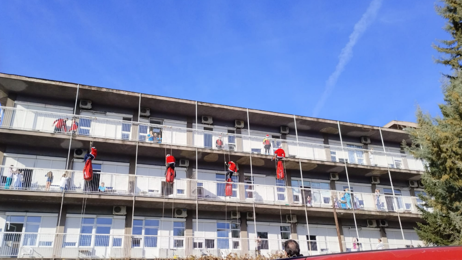 MALIŠANI NA DEČJOJ KLINICI NE SKIDAJU OSMEH SA LICA Deda Mrazovi se spustili sa krova i podelili im paketiće (FOTO)