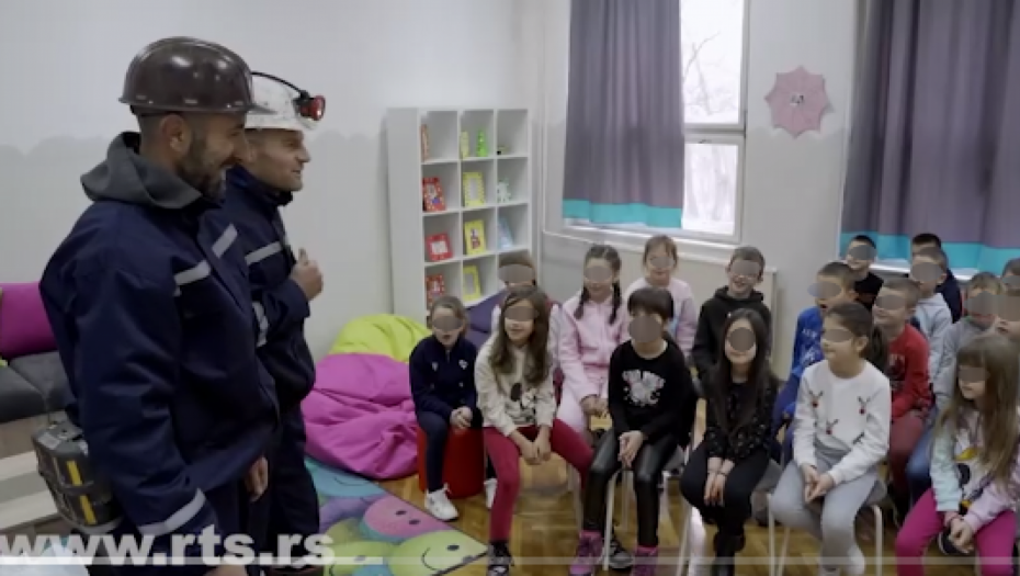 DEDA MRAZ U OVOM SELU IMA ŽESTOKU KONKURENCIJU! Rudari obradovali prvake i svima doneli paketiće