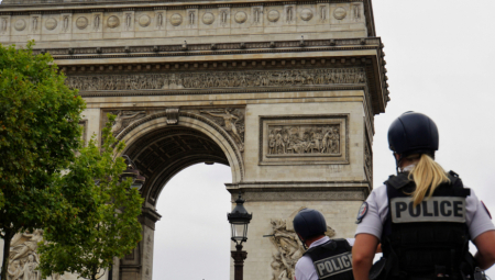 GRAĐANI OPREZ! U Francuskoj će biti raspoređeno oko 90.000 policajaca za doček Nove godine