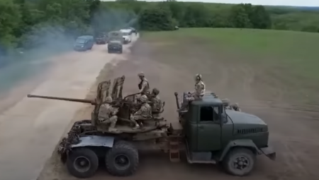 "PAKLENO" ORUŽJE SE VRAĆA Rusi idu da ratuju na traktorima (VIDEO)