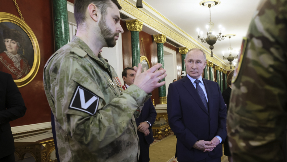 RUSKI VOJNICI OKITILI JELKU Novogodišnja čarolija i na frontu