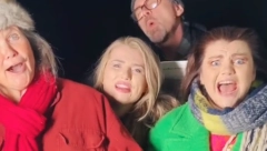 "BLOKIRAJ BIVŠEG DA TE NE BI ZVAO" Urnebesno iskreni Božićni pevači, doza realnosti i smeha do suza koja je svima potrebna!