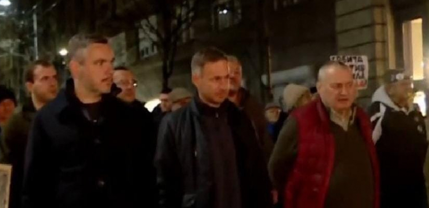 NA PROTESTU "STUDENATA" I ČOVEK KOJI JE GREJAO STOLICU U AVGUSTU NA POPRAVNOM DOK SU SE OSTALA DECA IGRALA!