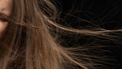 OBUZDAJTE TU NESTAŠNU KOSU Naelektrisanje je moguće sprečiti ako se naoružate na adekvatan način