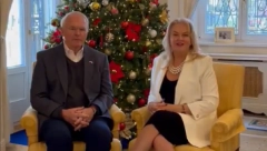 AMBASADOR HIL ČESTITAO SRBIMA NOVU GODINU On i njegova supruga napravili snimak, svi pomno prate ono što je rekla na početku