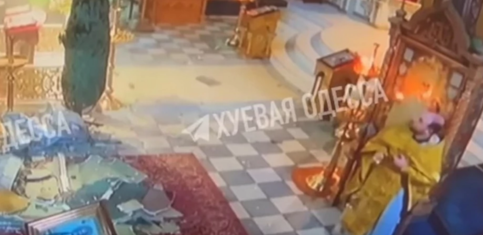 SVEŠTENIKA SEKUNDE DELILE OD SMRTI Isplivao snimak sa sigurnosne kamere, crkva se hitno oglasila (VIDEO)