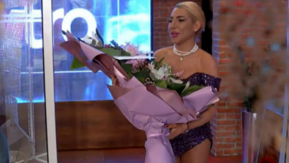 VODITELJKI USRED EMISIJE STIGAO OGROMAN BUKET CVEĆA! Jovana Jeremić naglas pročitala poruku koju je dobila