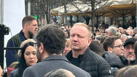 ĐILAS PROVIRIO IZ MIŠJE RUPE Došao na protest gde obično pušta svoje da divljaju i prave haos