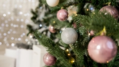 DRUGAČIJE I MINIMALNIJE Novi trend ukrašavanja jelke preplavio društvene mreže, da li vam se dopada?