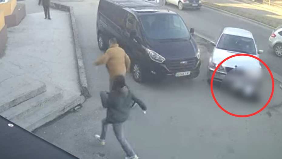 NAMERNO PREGAZIO ČOVEKA, PA GA VUKAO 10 METARA PO ULICI Ljudi bežali od pomahnitalog vozača (UZNEMIRUJUĆI VIDEO)