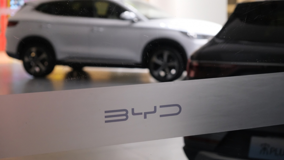 JURCAO PO GRADU DOK MU SE NIJE DESIO OVAJ MALER Lopov ukrao TESLU, ali na ovu stvar nije računao