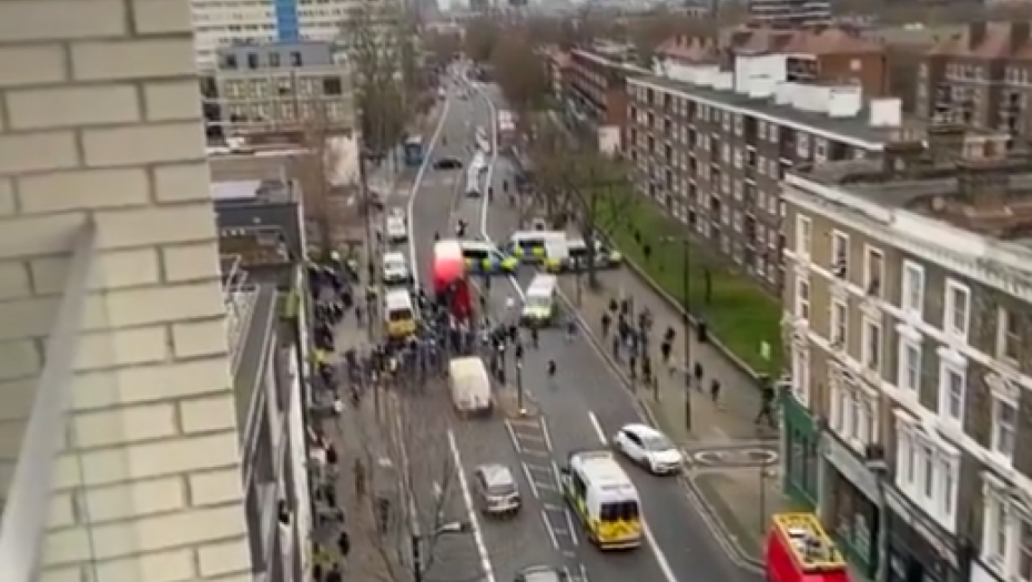 DEMONSTRANTI NAPALI POLICIJU U LONDONU Usledio brutalan odgovor, izbio HAOS na ulicama (VIDEO)