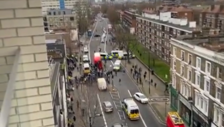 DEMONSTRANTI NAPALI POLICIJU U LONDONU Usledio brutalan odgovor, izbio HAOS na ulicama (VIDEO)