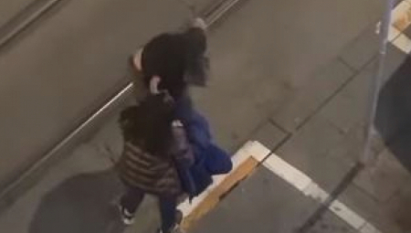 (UZNEMIRUJUĆI VIDEO) JEZIVE SCENA U CENTRU BEOGRADA: "Alo, policija, ovde nas biju"