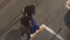 (UZNEMIRUJUĆI VIDEO) JEZIVE SCENA U CENTRU BEOGRADA: "Alo, policija, ovde nas biju"