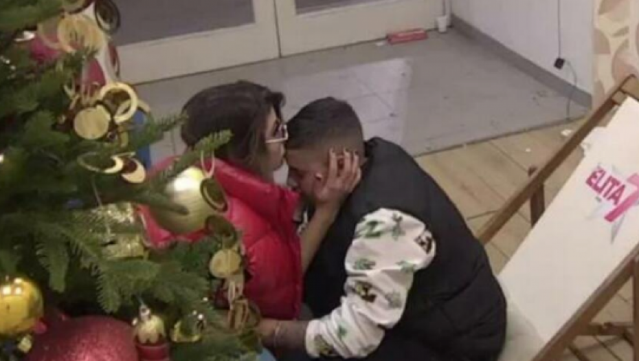 OBRUKALA SI NAS ZA VEK VEKOVA! Majka rijaliti učesnice u emisiji uživo zapretila: Odreći ćemo te se javno!