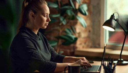 SMUČILO JOJ SE DA GLEDA ŠEFA, PA JE NAPRAVILA PAKLENI PLAN! Dala otkaz pa otvorila bolovanje - sve joj se OBILO O GLAVU, zakinuli je za veliki novac!