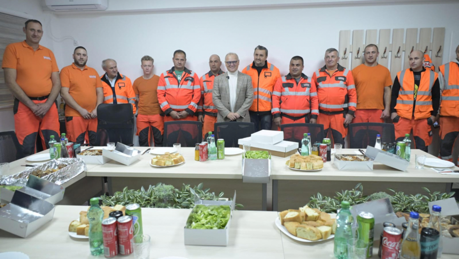 Ministar Vesić u novogodišnjoj noći sa putarima: "Hvala u ime svih građana Srbije" (FOTO)