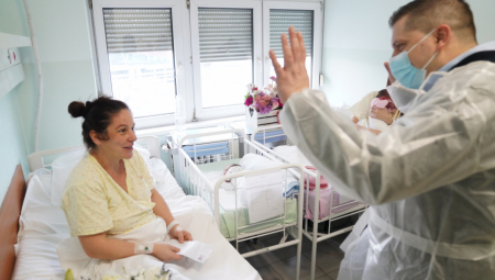 Nikodijević obišao prve dve bebe rođene u GAK u Višegradskoj (FOTO)