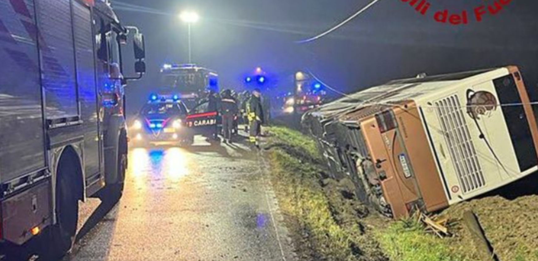 JEZIV PRIZOR SA MESTA NESREĆE Najmanje 30 ljudi povređeno nakon što se prevrnuo autobus (FOTO)