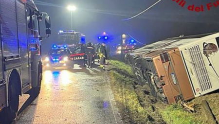 JEZIV PRIZOR SA MESTA NESREĆE Najmanje 30 ljudi povređeno nakon što se prevrnuo autobus (FOTO)
