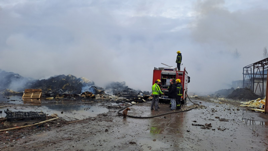 MEŠTANIN ISPALIO VATROMET, PA ZAPALIO FABRIKU U KIKINDI Detalji stravičnog požara, vatrogasci su i sad na terenu (FOTO)