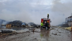 MEŠTANIN ISPALIO VATROMET, PA ZAPALIO FABRIKU U KIKINDI Detalji stravičnog požara, vatrogasci su i sad na terenu (FOTO)