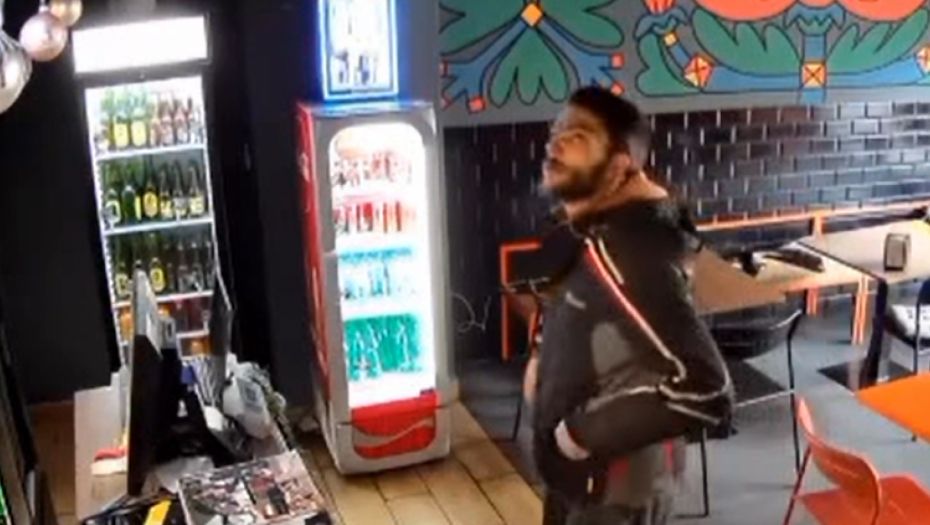 ISPLIVAO SNIMAK SA SIGURNOSNE KAMERE Muškarac ušetao u lokal u centru Beograda, pa uradio nešto sramno (VIDEO)