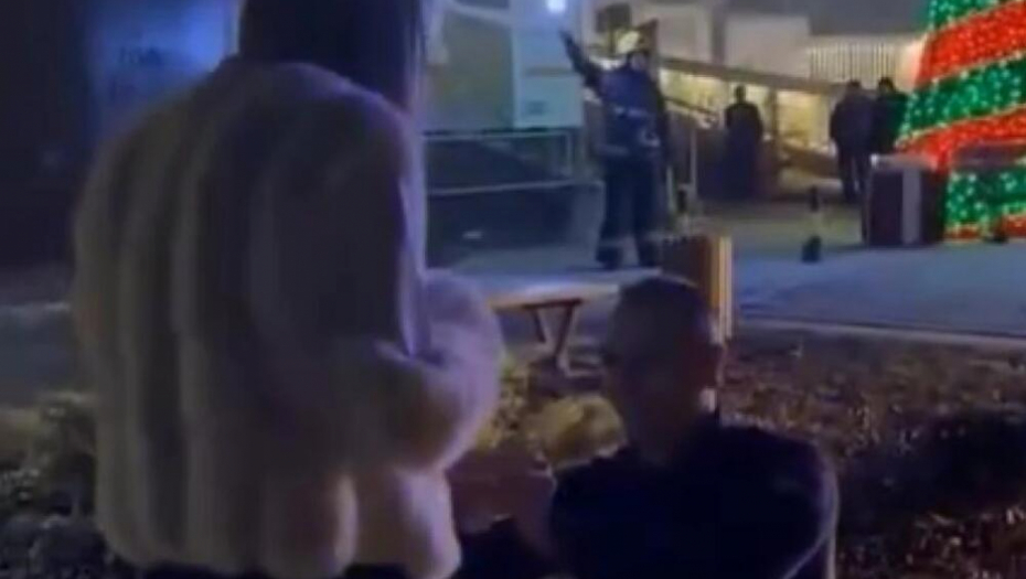 VATROGASAC TAČNO U PONOĆ ZAPROSIO DEVOJKU NA AVALI! Pored čestitki i lepih želja, usledila je lavina komentara punih zavisti i ljubomore (VIDEO)