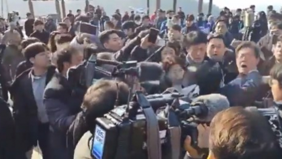 LIDER OPOZICIJE UBODEN NOŽEM U VRAT Napadač iz Severne Koreje odmah uhapšen