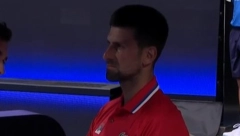 ŠTA SE DEŠAVA SA RUKOM? Nole morao hitno da reaguje tokom meča, tražio pomoć